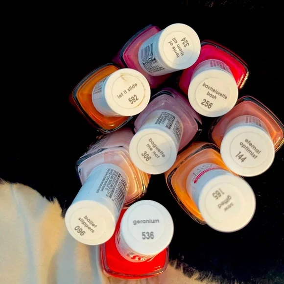 Essie nail polish TOTALLY NEW💯👌😍 8 colors pack - Picture 3 of 3